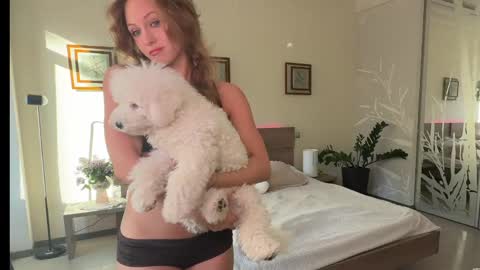 Roselyn  online show from May 22, 2026, 3:39 pm