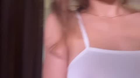 Roselyn  online show from June 13, 2026, 4:27 pm