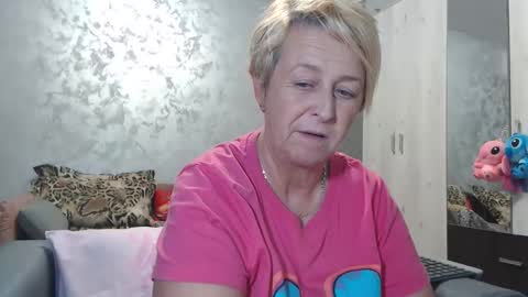 Lovepinklilly online show from October 26, 2025, 3:40 pm