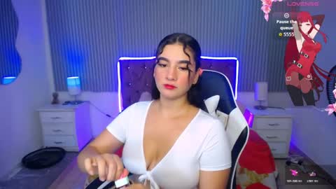 Snapshot of roses_liittle_ chatting on April 8, 2026, 5:07 am roses_liittle_ online show from April 8, 2026, 5:07 am
