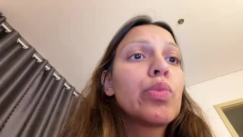 Roshelle online show from April 14, 2026, 5:52 pm