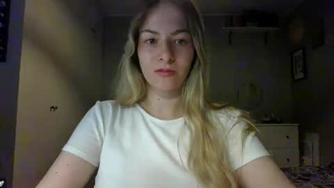 Snapshot of rosie_june chatting on October 6, 2025, 6:44 am Rosie online show from October 6, 2025, 6:44 am