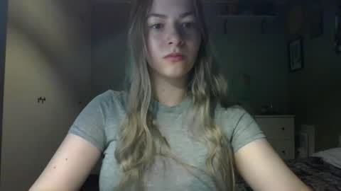 Snapshot of rosie_june chatting on October 13, 2025, 6:35 am Rosie online show from October 13, 2025, 6:35 am