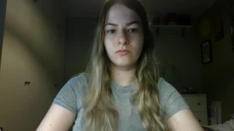 Snapshot of rosie_june chatting on October 17, 2025, 6:49 am Rosie online show from October 17, 2025, 6:49 am