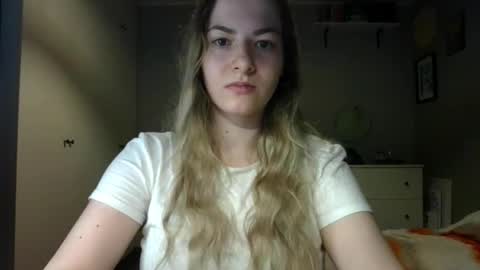 Snapshot of rosie_june chatting on October 30, 2025, 8:16 am Rosie online show from October 30, 2025, 8:16 am