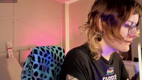 Snapshot of rossiie_hunt_ chatting on May 27, 2026, 12:24 pm rossiie_hunt_ online show from May 27, 2026, 12:24 pm