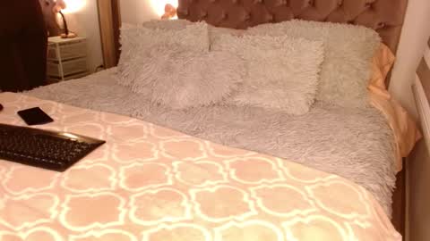 Rouss marie henao  online show from October 7, 2025, 3:04 am