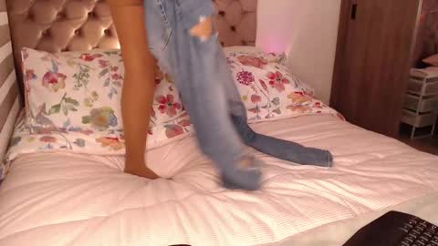 Rouss marie henao  online show from December 18, 2025, 1:50 pm