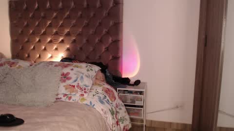 Rouss marie henao  online show from April 24, 2026, 11:56 am
