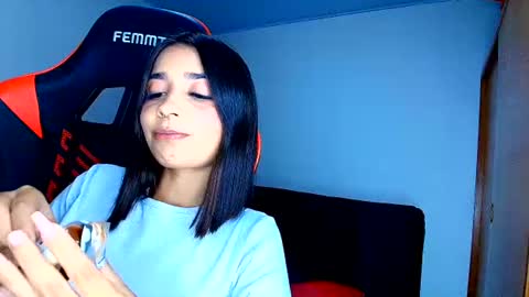 Snapshot of rousse_violet chatting on June 17, 2026, 1:30 am rousse_violet online show from June 17, 2026, 1:30 am