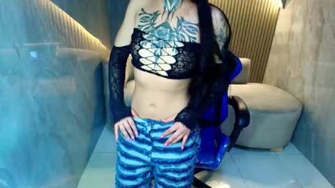 Snapshot of roux_r chatting on November 19, 2025, 7:47 pm Roux online show from November 19, 2025, 7:47 pm