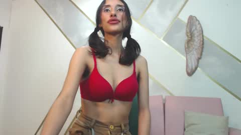 Snapshot of roxana_cyrano chatting on February 19, 2025, 12:14 am online show from February 19, 2025, 12:14 am
