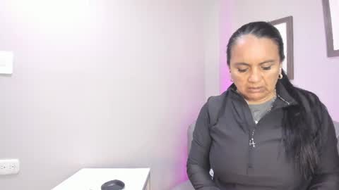 Snapshot of roxanna_moore2 chatting on June 22, 2026, 1:29 am Roxanna online show from June 22, 2026, 1:29 am