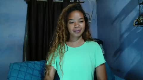 roxanne_98 online show from April 29, 2026, 2:26 am