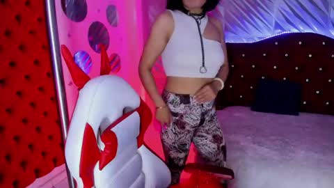 roxanne_han online show from June 9, 2026, 12:06 pm