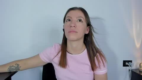 Snapshot of roxanne_jones1 chatting on June 11, 2026, 6:50 pm roxanne online show from June 11, 2026, 6:50 pm