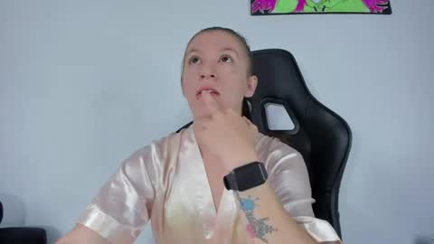 Snapshot of roxanne_jones1 chatting on June 16, 2026, 6:10 pm roxanne online show from June 16, 2026, 6:10 pm