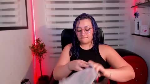 Snapshot of roxanne_morelli chatting on June 1, 2026, 1:02 pm roxanne online show from June 1, 2026, 1:02 pm