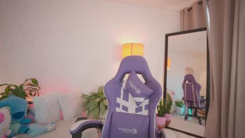 Snapshot of roxie_gates chatting on June 10, 2026, 9:03 pm R O X I E online show from June 10, 2026, 9:03 pm