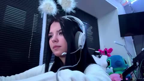 Snapshot of roxiepiurkowski chatting on October 15, 2025, 1:00 pm Hana online show from October 15, 2025, 1:00 pm