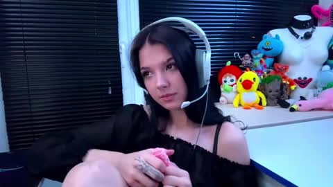 Snapshot of roxiepiurkowski chatting on October 17, 2025, 1:14 pm Hana online show from October 17, 2025, 1:14 pm