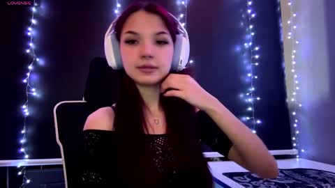 Snapshot of roxiepiurkowski chatting on May 18, 2026, 3:07 pm Hana online show from May 18, 2026, 3:07 pm