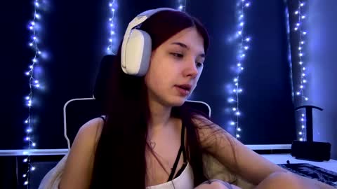 Snapshot of roxiepiurkowski chatting on May 23, 2026, 3:16 pm Hana online show from May 23, 2026, 3:16 pm