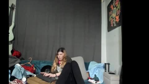 roxihazeleyes online show from December 19, 2025, 3:57 am