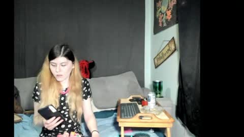 roxihazeleyes online show from May 1, 2026, 6:51 am