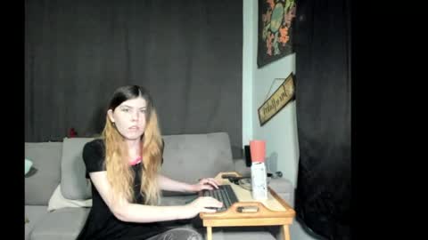 roxihazeleyes online show from May 19, 2026, 11:38 am