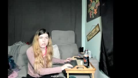 roxihazeleyes online show from May 24, 2026, 4:06 am
