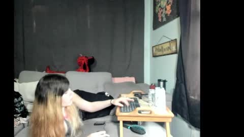 roxihazeleyes online show from June 3, 2026, 3:28 pm