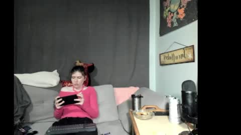 roxihazeleyes online show from June 6, 2026, 1:38 pm