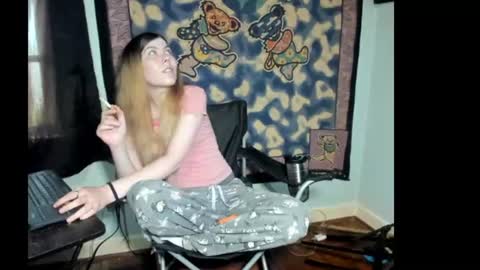 roxihazeleyes online show from June 24, 2026, 4:17 pm