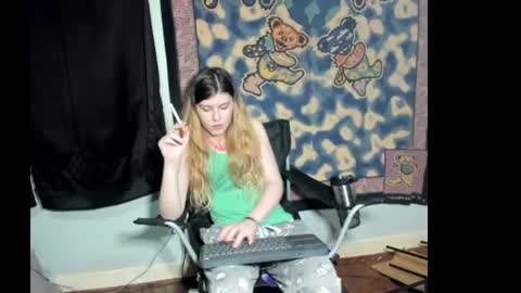 roxihazeleyes online show from July 8, 2026, 4:50 am