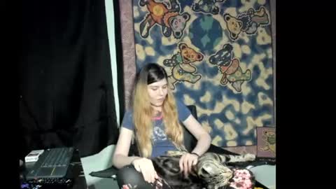 roxihazeleyes online show from July 20, 2026, 5:44 am