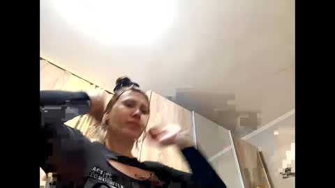 Snapshot of roxolanaa_sexy chatting on April 1, 2026, 4:37 pm ROXOLANAA SEXY online show from April 1, 2026, 4:37 pm