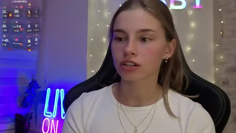 Snapshot of roxxxie_reid chatting on May 13, 2026, 7:22 pm Roxieex ABBY online show from May 13, 2026, 7:22 pm