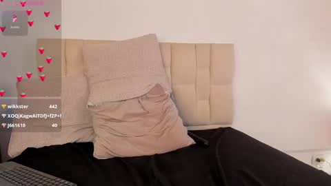 Snapshot of roxxy_mora chatting on February 27, 2025, 3:36 am Roxxy online show from February 27, 2025, 3:36 am