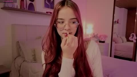 Snapshot of roxxy_mora chatting on December 1, 2025, 10:26 pm Roxxy online show from December 1, 2025, 10:26 pm