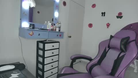 Snapshot of roxy_lu_07 chatting on June 4, 2026, 3:34 am Roxy online show from June 4, 2026, 3:34 am