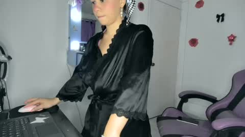 Snapshot of roxy_lu_07 chatting on June 24, 2026, 1:48 am Roxy online show from June 24, 2026, 1:48 am