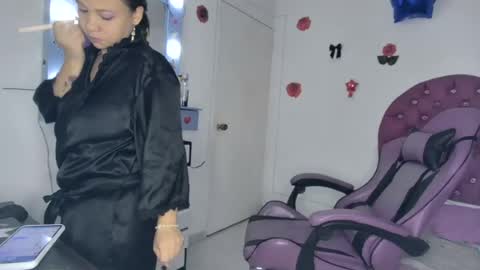 Snapshot of roxy_lu_07 chatting on July 24, 2026, 2:20 am Roxy online show from July 24, 2026, 2:20 am