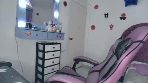 Snapshot of roxy_lu_07 chatting on July 27, 2026, 1:56 am Roxy online show from July 27, 2026, 1:56 am