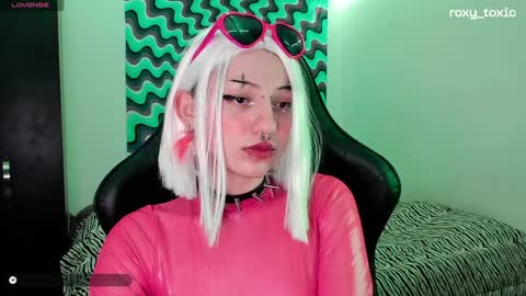 Snapshot of roxy_toxic chatting on December 20, 2024, 2:41 am Roxy Independient model Help me to reach 50 thumbs up online show from December 20, 2024, 2:41 am
