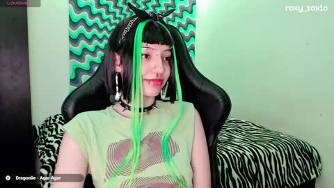 Snapshot of roxy_toxic chatting on January 21, 2025, 1:08 am Roxy Independient model Help me to reach 50 thumbs up online show from January 21, 2025, 1:08 am