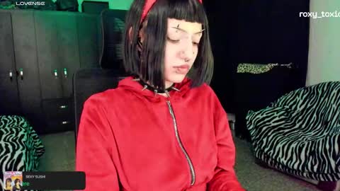 Snapshot of roxy_toxic chatting on October 23, 2025, 1:38 am Roxy Independient model Help me to reach 50 thumbs up online show from October 23, 2025, 1:38 am