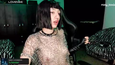 Snapshot of roxy_toxic chatting on November 5, 2025, 1:27 am Roxy Independient model Help me to reach 50 thumbs up online show from November 5, 2025, 1:27 am