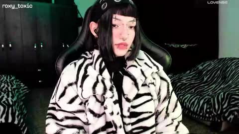 Snapshot of roxy_toxic chatting on November 13, 2025, 12:53 am Roxy Independient model Help me to reach 50 thumbs up online show from November 13, 2025, 12:53 am