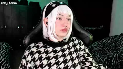 Snapshot of roxy_toxic chatting on November 19, 2025, 2:00 am Roxy Independient model Help me to reach 50 thumbs up online show from November 19, 2025, 2:00 am